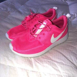 Women’s/Kid’s Nike Roshe